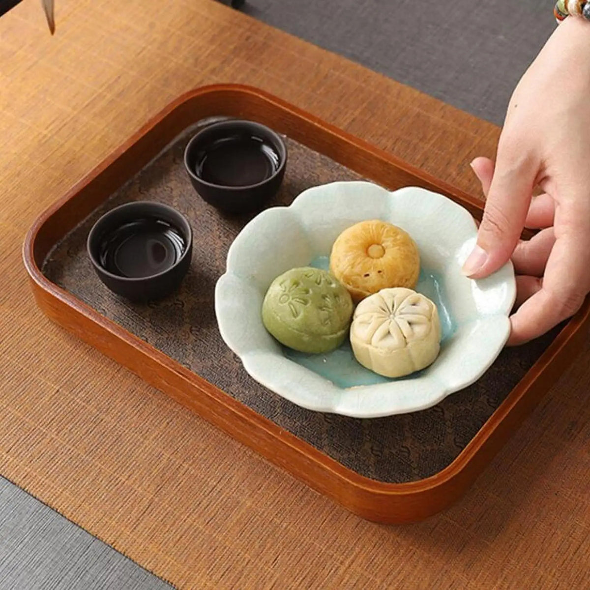 Bandeja de vidro com flores da begônia, xícara de chá, organizador de joias, bandeja para festa, sala de hóspedes, sala de jantar, evento