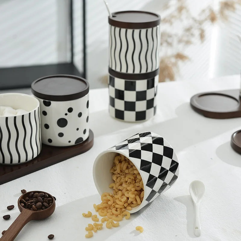 Preto e branco listrado cerâmica tempero jar com tampa de madeira spice açúcar jar cozinha chili sal armazenamento frascos utensílios de cozinha novo