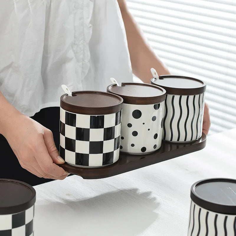 Preto e branco listrado cerâmica tempero jar com tampa de madeira spice açúcar jar cozinha chili sal armazenamento frascos utensílios de cozinha novo