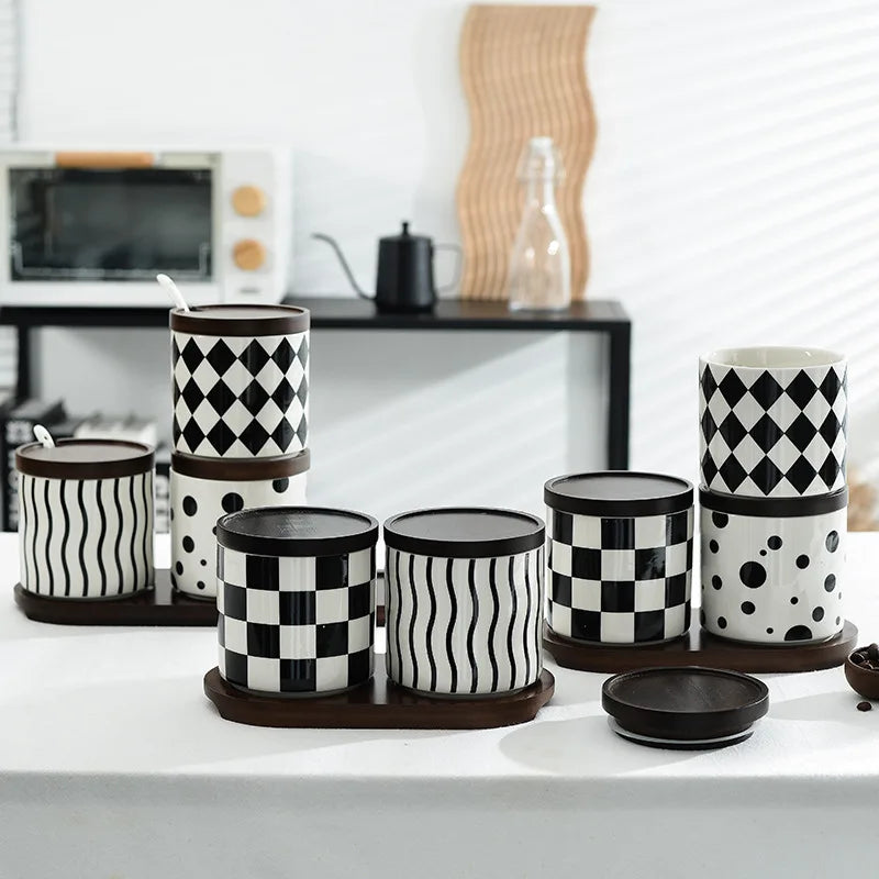 Preto e branco listrado cerâmica tempero jar com tampa de madeira spice açúcar jar cozinha chili sal armazenamento frascos utensílios de cozinha novo