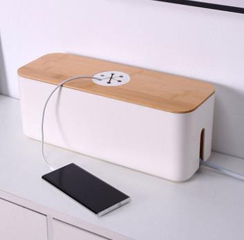 Caixa com aberturas encima e aos lados para passagem de fios e cabos. Caixa Organizadora para Cabos Bamboo, Cesto Organizador, Caixa Organizadora, Bandeja Organizadora, Bandeja Multiuso, Caixa Multiuso, Caixa para Cabos e Fios, Caixa Criativa, Caixa Decorativa, Caixa em Bambu, Porta Cabos, Porta Fios, Organizador de Cabos e Fios, Organizador de Escritório, Organizador de Escrivaninha, Loja Comprinha do Futuro