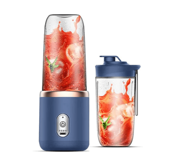 Liquidificador Portatil para frutas, visual minimalista numa base azul e rosa com copo pronto para transporte. Liquidificador para Frutas e Shakes Portátil. Aparelho para Shakes, Mixer Portátil, Misturador, Liquidificador Portátil, Liquidificador de Viagem, Liquidificador Compacto, Liquidificador Multifuncional, Mini Liquidificador, Mixer de viagem, Mixer para Frutas, Mixer para Sucos, Mixer Prático, Liquidificador Pequeno, Liquidificador Prático, Loja Comprinha do Futuro