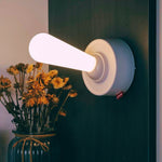 Luminária com formato de controle Joystick, Base cinza circular e lâmpada de formato cilíndrico com ajuste de inclinação para os lados. Luminária de Mesa Gamer Cinza, Luminária Pino Interruptor, Luminária Nerd, Luminária Geek, Luminária Formato Interruptor, Luminária Estilo Minimalista, Luminária Estilo Industrial, Luminária em Formato de Pino, Luminária de Mesa, Luminária Alavanca, Luminária de Pino, Loja Comprinha do Futuro