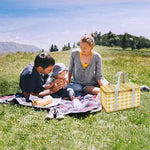 Bolsa térmica quadrangular amarela com detalhes xadrez temático piquenique. Bolsa Térmica Piquenique. Transporte de Alimentos, Bolsa Térmica, Bolsa Térmica Grande, Lancheira, Cesta de Piquenique, Bolsa de Piquenique, Bolsa com Isolamento Térmico, Loja Comprinha do Futuro