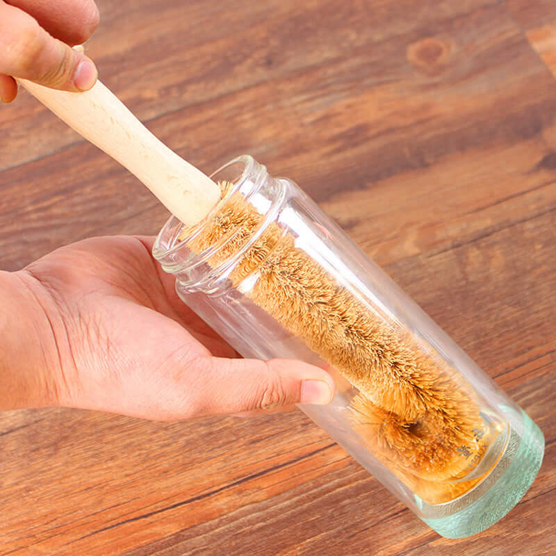 Escova para limpeza de copos feita com fibra de coco