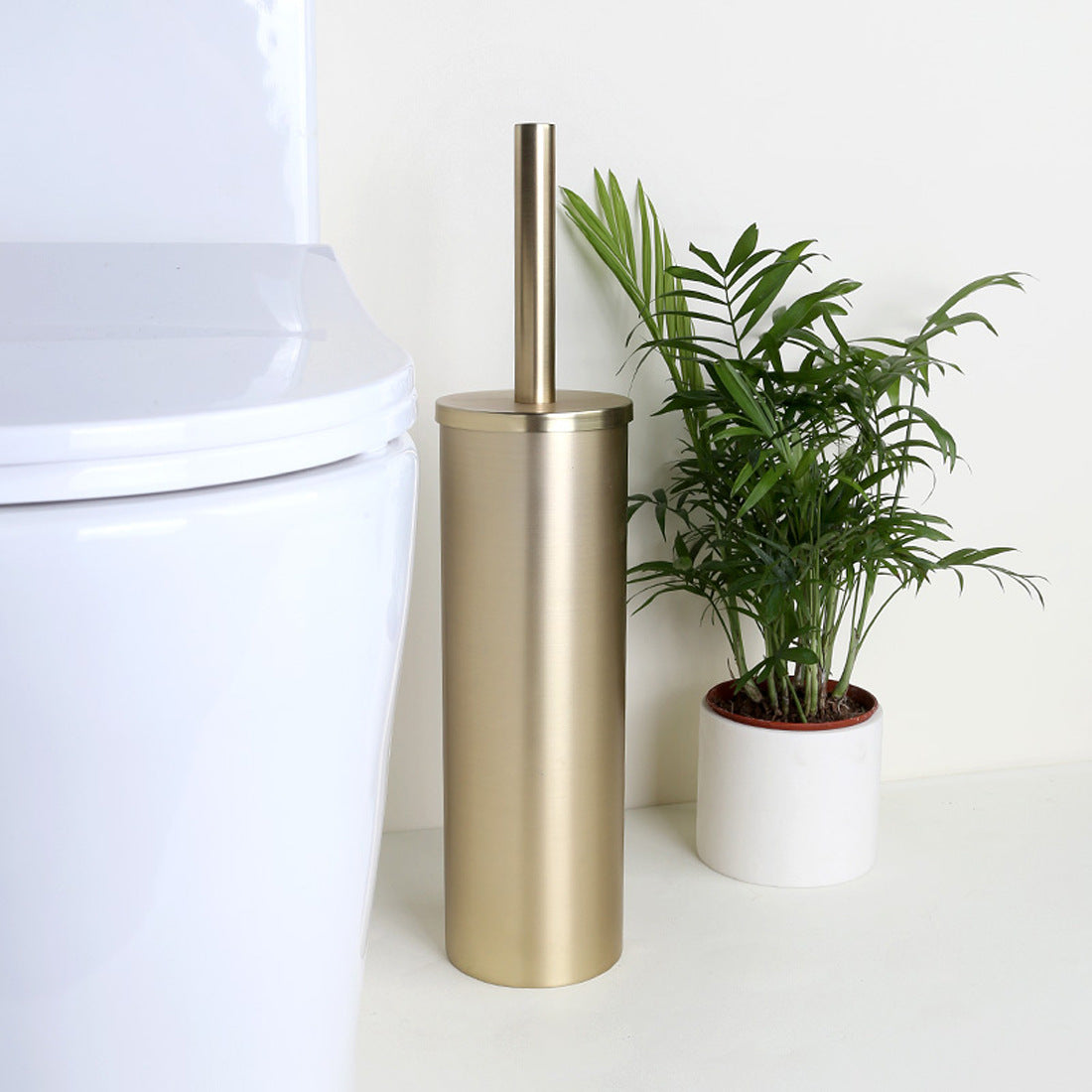 Escova para sanitario de aço inox cor dourada.