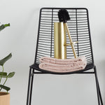 Escova para sanitario de aço inox cor dourada.